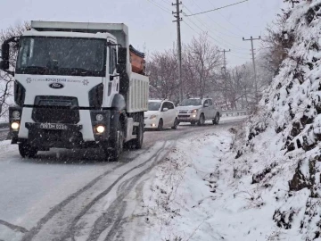 Büyükşehir ekipleri, karla mücadele çalışmalarına devam ediyor
