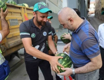 Büyükşehir hem çiftçiyi hem vatandaşı gülümsetti
