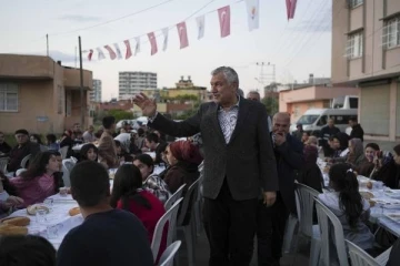 Büyükşehir iftar sofraları kurmaya devam ediyor 