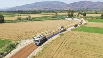 Büyükşehir, Kuyucak’ta yol yapım çalışmalarını sürdürüyor
