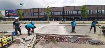 Büyükşehir yol bakım timi görev başında
