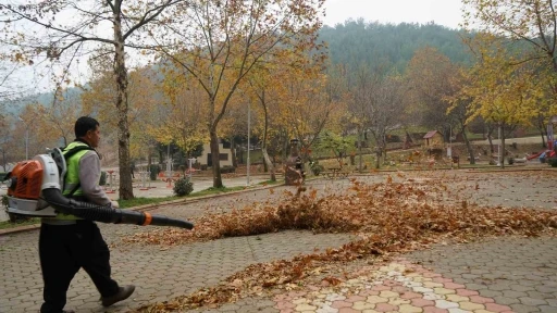 Büyükşehirden parklarda temizlik seferberliği
