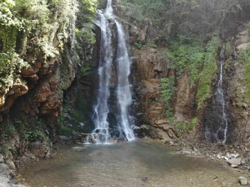 Buz gibi suları ve serinleten havasıyla Çağlayandibi Şelalesi ziyaretçilerini bekliyor
