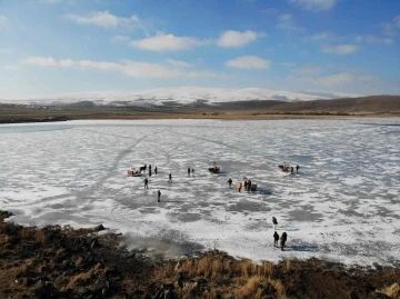 Buz tutan Çıldır Gölü’ne yoğun ilgi
