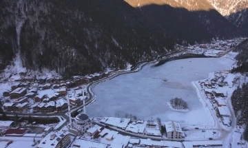 Buz tutan Uzungöl havadan görüntülendi
