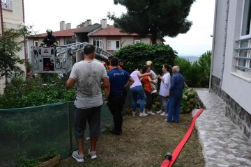 Buzdolabından yangın çıktı, mahsur kalanları itfaiye ekipleri camdan kurtardı
