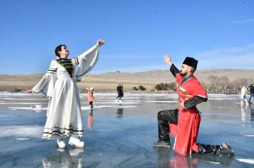 Buzla kaplı Çıldır Gölü’nde Kafkas gösterisi havadan görüntülendi
