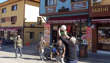 Cadde kapatma uygulamasını top oynayarak protesto ettiler
