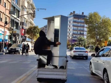 Cadde üzerinde ilginç eşya taşıma yöntemi
