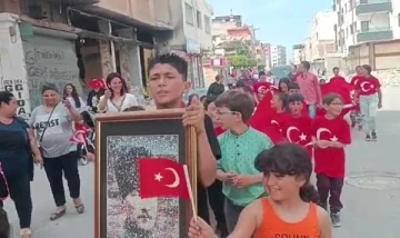 Çadır kentte kalan öğrenciler, okullarına gidip, 23 Nisan'ı kutladı