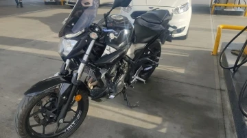 Çaldıkları motosiklete yakıt almak isterken yakalandılar
