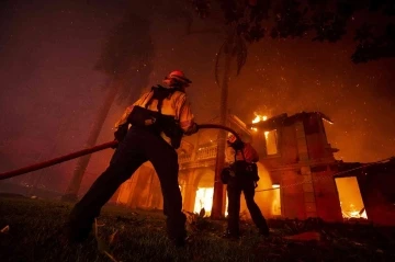 California’daki yangında en az 20 ev küle döndü
