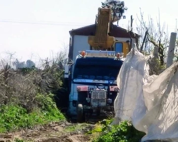 Çalınan konteyner evin taşındığı kamyon çamura saplandı, 3 şüpheli yakalandı