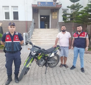 Çalınan motosiklet jandarma tarafından bulunup sahibine teslim edildi
