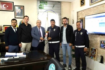 Çameli Voleybol Takımı kupayı Başkan Arslan’a takdim etti
