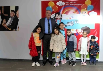 Çamelili çocuklar Başkan Arslan’ın tatil hediyesiyle sevindi
