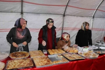 Camii İnşaatı için gönüllü bayanlar hayır çarşısı kurdular
