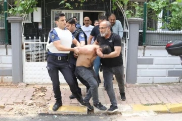 Camları kırdı, merdiveni ve kavanozları sokağa fırlattı