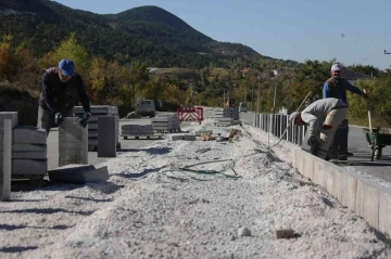 Çamlıca Caddesi’nde refüj çalışması
