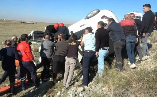 Can pazarının yaşandığı ölümlü kazada aracı devrilmesin diye vatandaşlar tuttu
