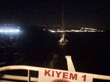 Çanakkale açıklarında sürüklenen tekne kurtarıldı
