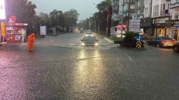 Çanakkale’de cadde ve sokaklar göle döndü
