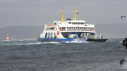 Çanakkale'de feribot seferlerine 'fırtına' engeli!