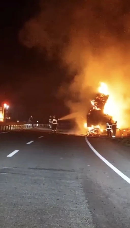 Çanakkale’de saman yüklü tır yandı
