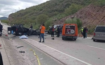Çankırı’da hafif ticari araç ile minibüs çarpıştı: 3 ölü, 12 yaralı
