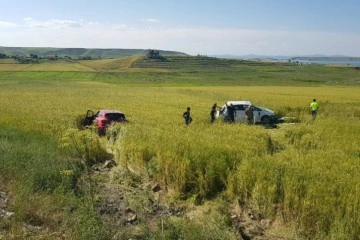 Çarpışan otomobiller tarlaya uçtu: 5 yaralı