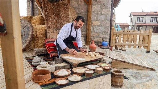 Çatalhöyük'teki "8 bin 600 yıllık buluntu"dan esinlenip ekmek pişirdi