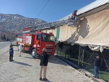 Çatıda mahsur kalan kedi kurtarıldı
