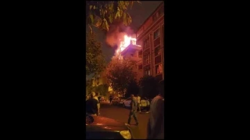 Çekmeköy’de 5 katlı binanın çatı katı alev alev yandı
