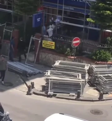 Çekmeköy’de inşaat işçilerinin tekel bayisine saldırı anı kamerada
