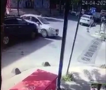 Çekmeköy’de ‘vukuatlı dört yolda’ meydana gelen kazalar kamerada
