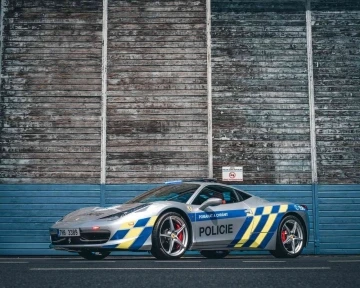 Çekya’da el konulan Ferrari polis filosuna katıldı
