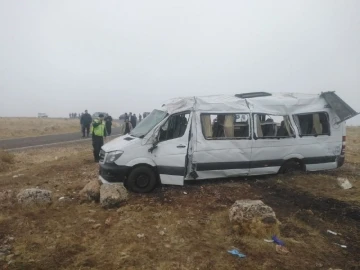 Cenazeye gidenleri taşıyan minibüs devrildi: 2’si ağır 18 yaralı
