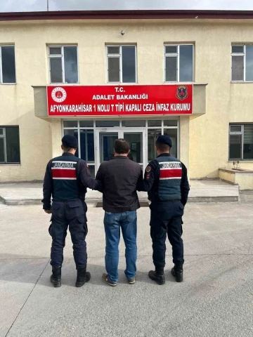 Çeşitli suçlardan aranan 2 şahıs jandarma tarafından yakalandı
