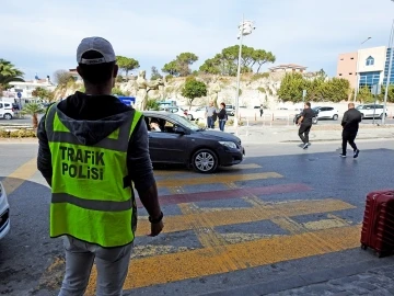 Çeşme’deki yaya önceliği denetlemesinde sürücülere ceza yağdı
