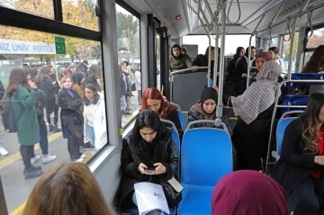 Çevre dostu elektrikli otobüsler ücretsiz olarak öğrencilerin hizmetinde
