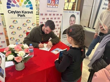 Ceylan Karavil Park ev sahipliğinde genç yazar okuyucuları ile buluştu
