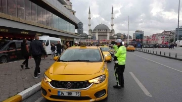 Ceza yiyen taksiciden polise küstah tepki: &quot;Bazen size yapılanları hak ediyorsunuz&quot;
