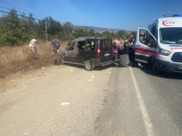 Cezaevi görüşüne giden ailenin bulunduğu hafif ticari araç takla attı: 5 yaralı
