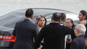 CHP Genel Başkanı Özel’e ilk gününde protesto: “Kılıçdaroğlu sana ekmek yedirdi”
