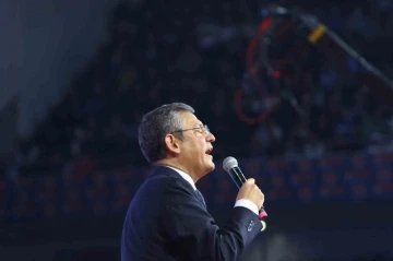 CHP Genel Başkanı Özel: &quot;Salondan 130 milletvekilimizle el ele omuz omuza çıkıyorum&quot;
