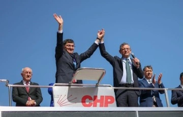 CHP Genel Başkanı Özgür Özel, Kütahya'da Saadet Partili Milletvekilinin Elini Kaldırdı