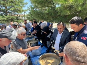 Çiçekdağı Belediyesi vatandaşa ’Aşure’ dagıttı
