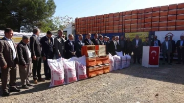 Çiftçilere arı kovanı, mercimek ve nohut dağıtıldı
