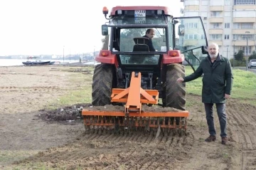 Çiftlikköy’de hurdalardan kumsal temizlik aparatı yaptılar
