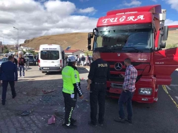 Çıldır’da öğrenci servisi ile tır çarpıştı
